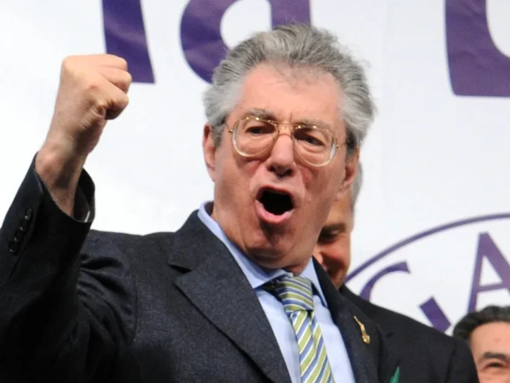 Addio a Bossi: causa morte, la malattia, la moglie, i figli e l'eredità, tutto sul politico