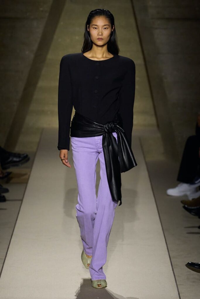 Modella con pataloni lavanda