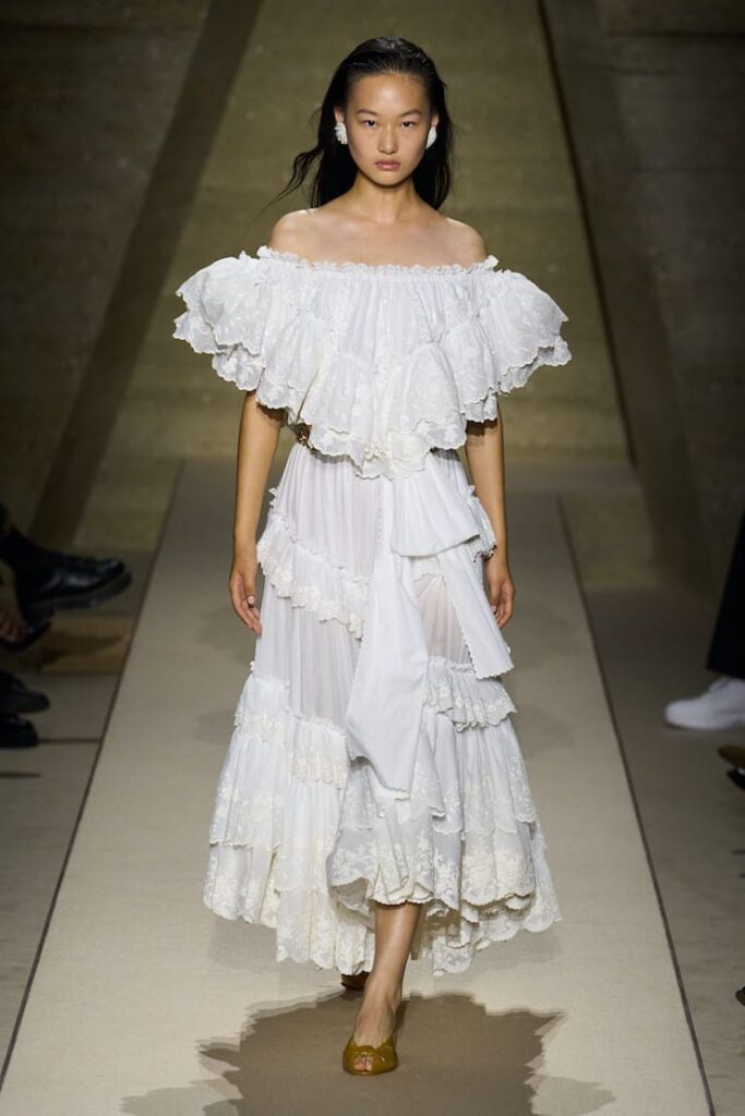Abito boho romantico alla sfilata di Chloé