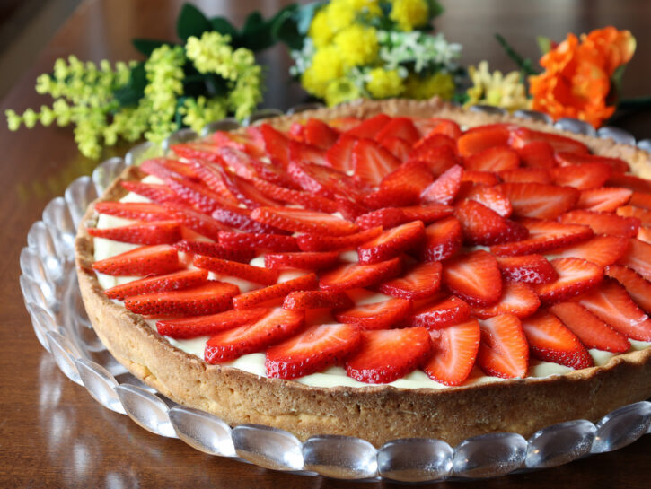 Crostata alle nocciole con crema al mascarpone e fragole fresche