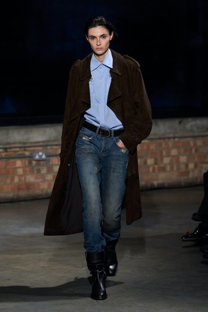 Modella con jeans sporchi in sgilata sdi Aaron Esh