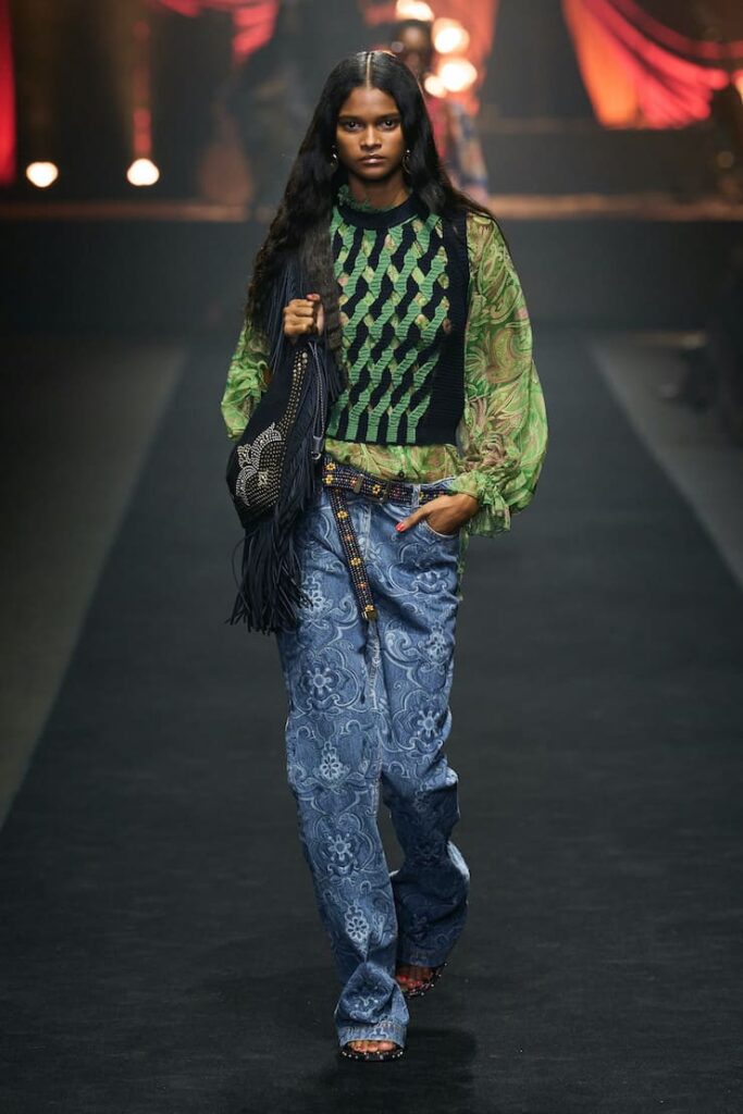 Modella boho chic alla sfilata di Etro