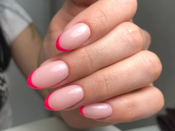 French colorata, la manicure di primavera che mette di buon umore