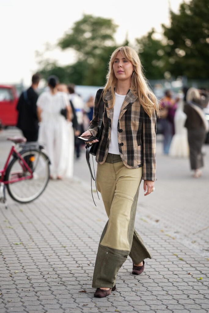 Ragazza con ballerine con il tacco e jeans
