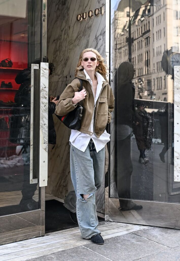 Alex Consani con jeans infangato