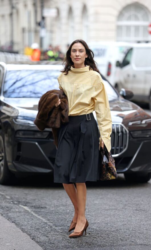 Perché indossare capi al contrario è geniale (e fa perdere letteralmente la testa)