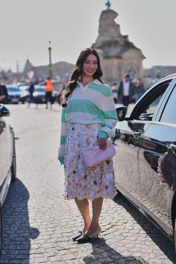 Ragazza con ballerine con il tacco e gonna a fiori