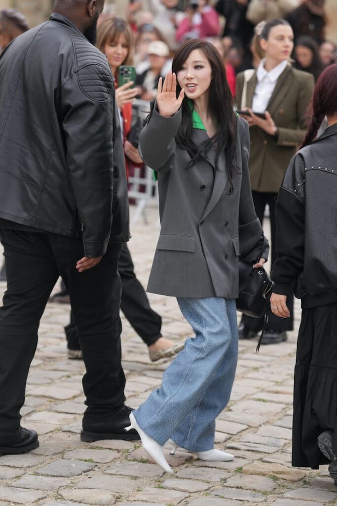 Ragazza con ballerine con il tacco e jeans