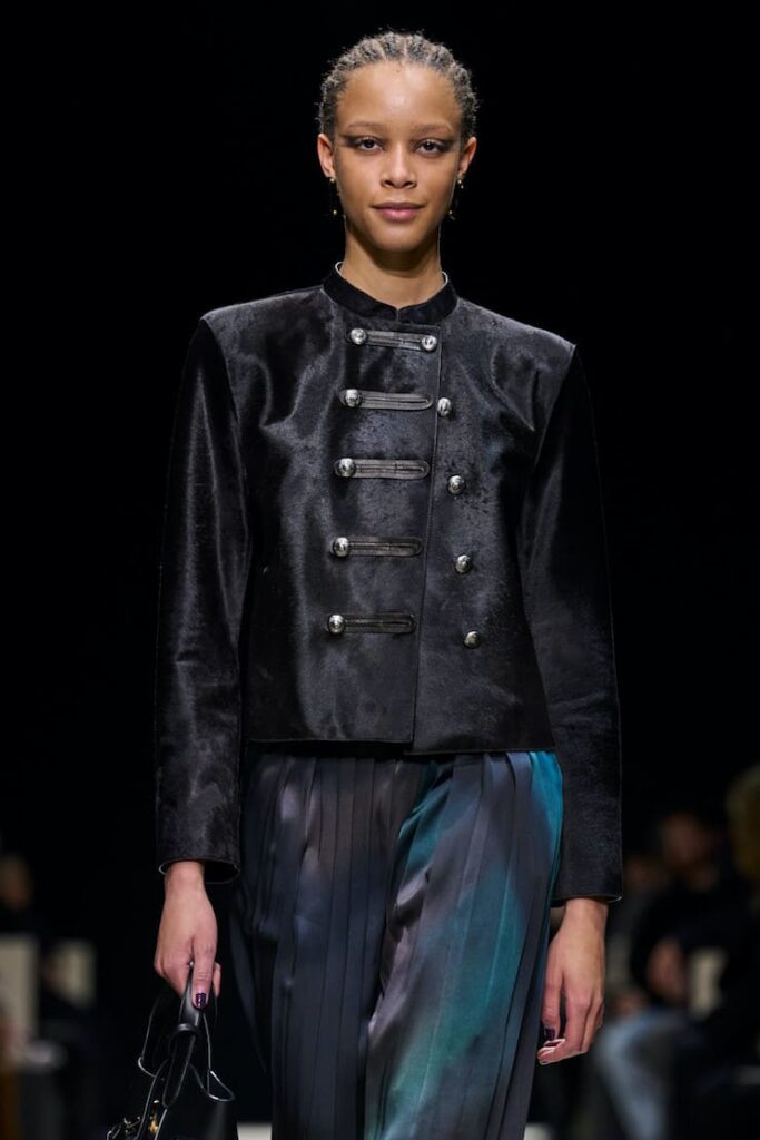 Modella con giacca Mandarin alla sfilata di Armani