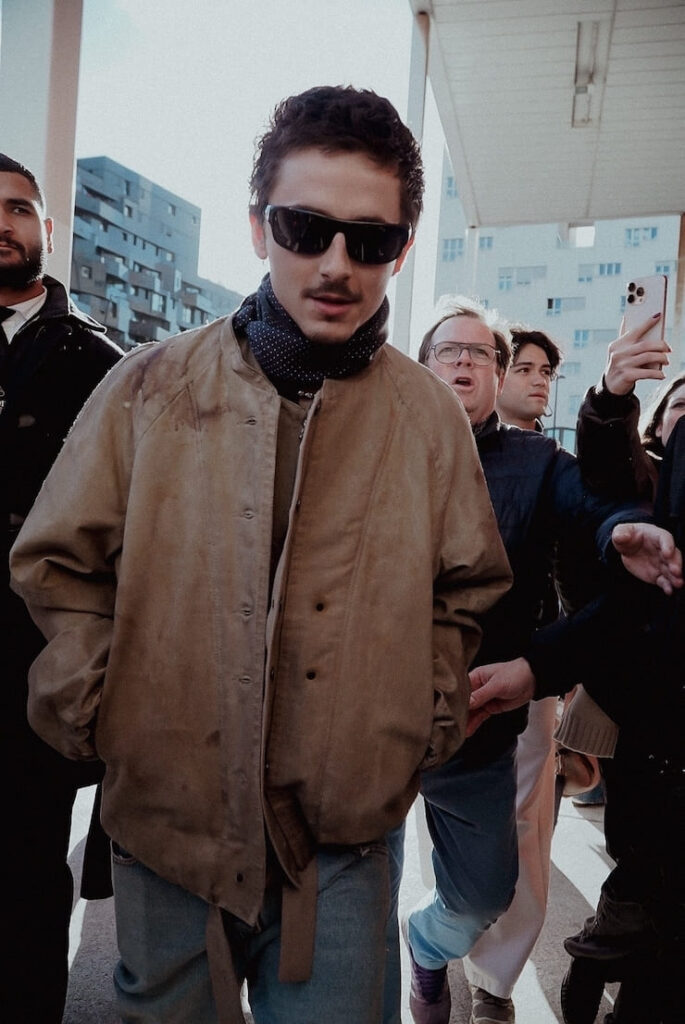 Timothée Chalamet con bomber macchiato