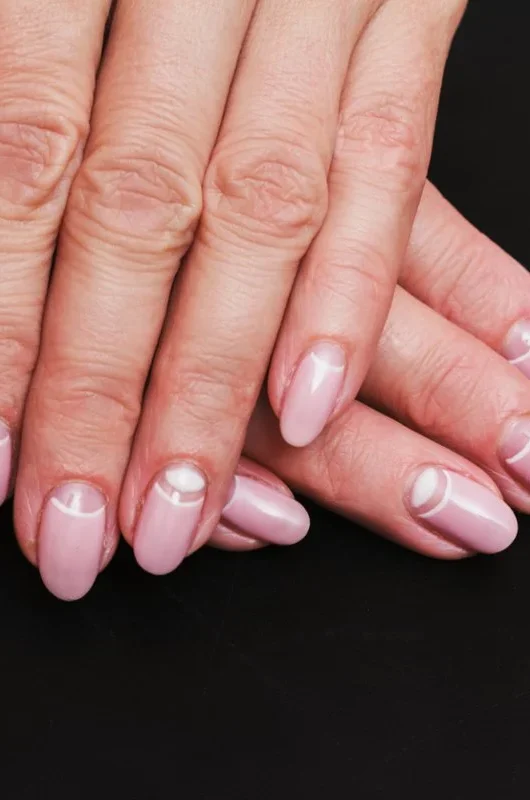 Dagli Anni Trenta torna la manicure a mezzaluna ed è irresistibile