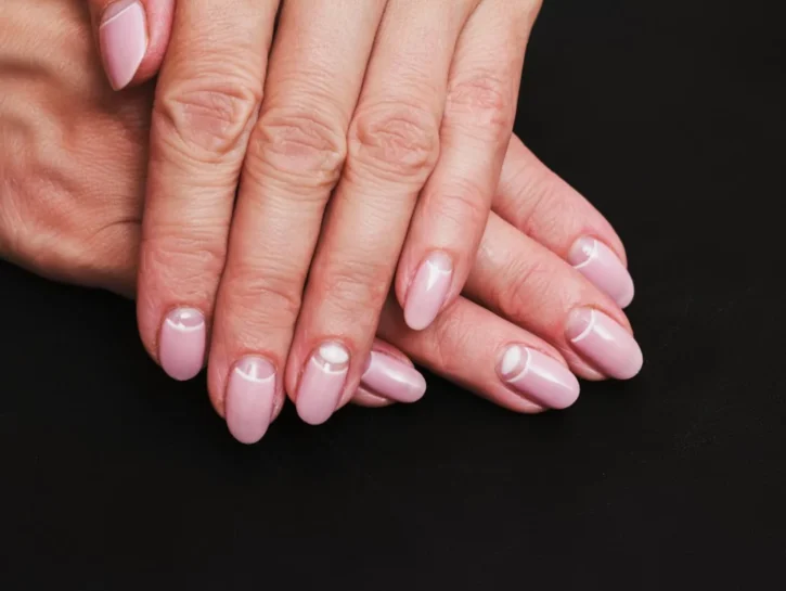 Dagli Anni Trenta torna la manicure a mezzaluna ed è irresistibile
