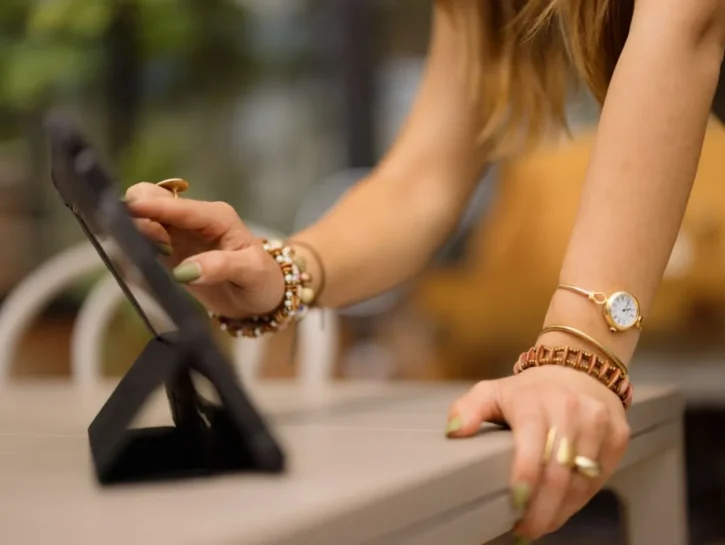 Il verde è il colore giusto per la manicure di primavera: scopri le shade da provare