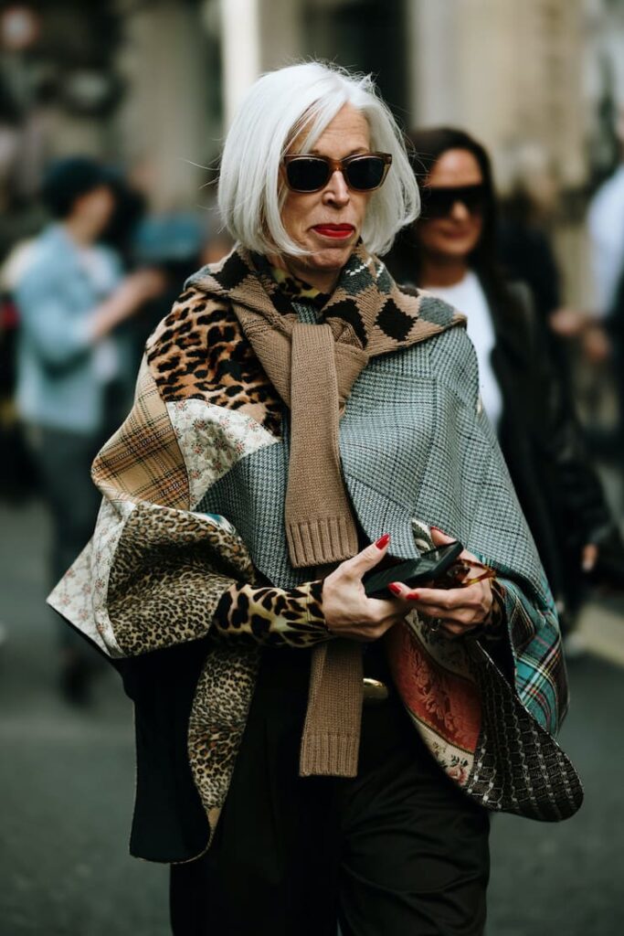 Signora con maglion i in layering