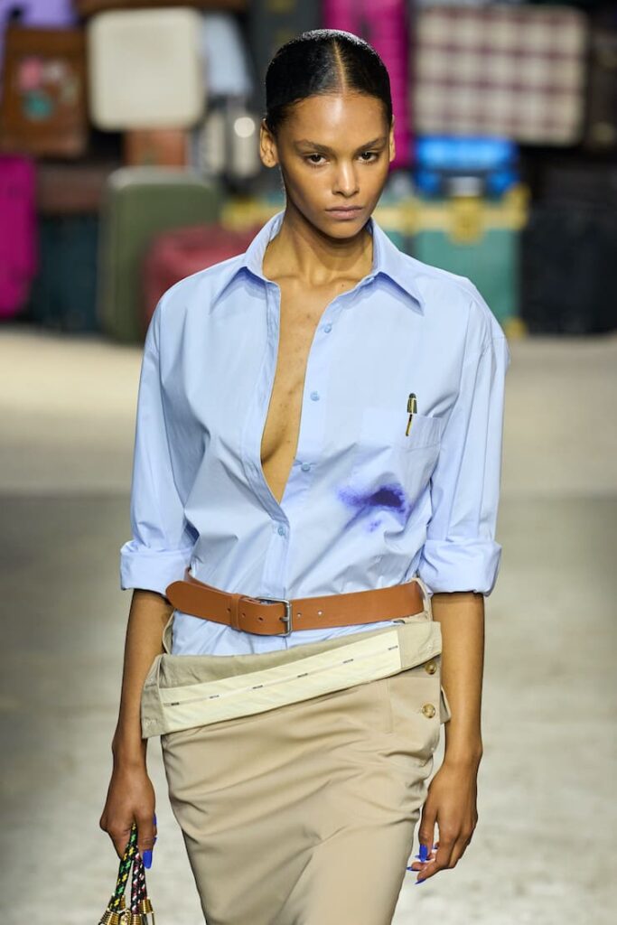 Modella con camicia macchiata alla sfilata di Moschino