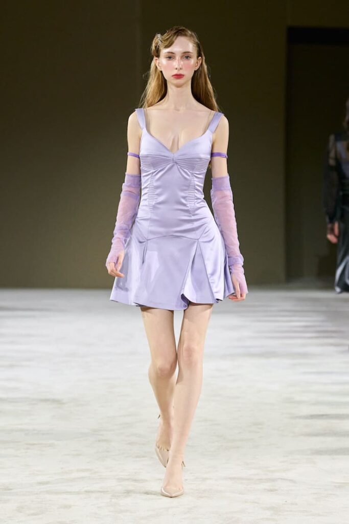 Modella con abito corto lavanda