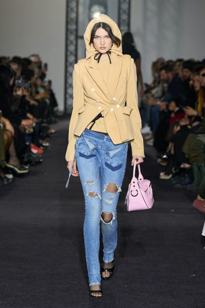 Modella con jeans al contrario alla sfilata di Ottolinger