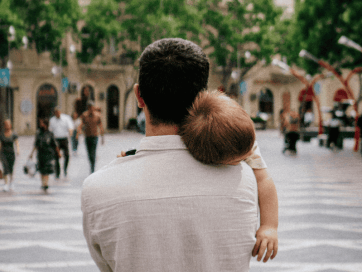 I nuovi papà sono adorabili. Ma il lavoro sporco resta a noi madri