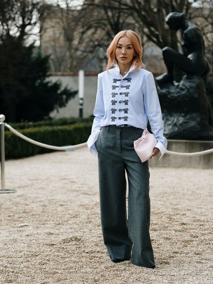 Ragazza con una camicia con chiusura alla coreana