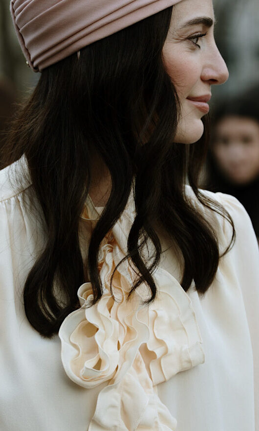 Non ce ne voglia la camicia, ma la blusa bianca è tutto ciò che vogliamo indossare ora