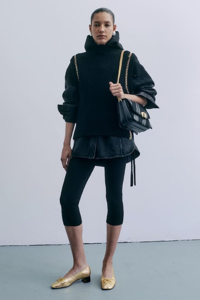 Modella con ballerine con il tacco