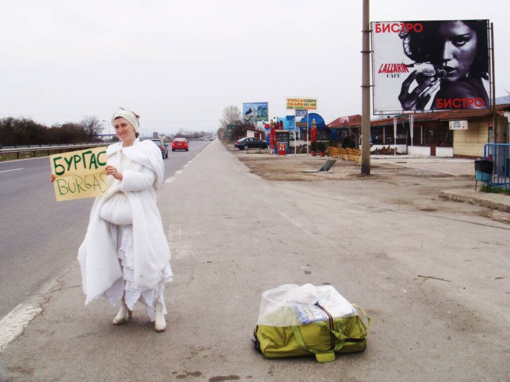 CIEFFE celebra Pippa Bacca: foto che la ritrae mentre fa autostop