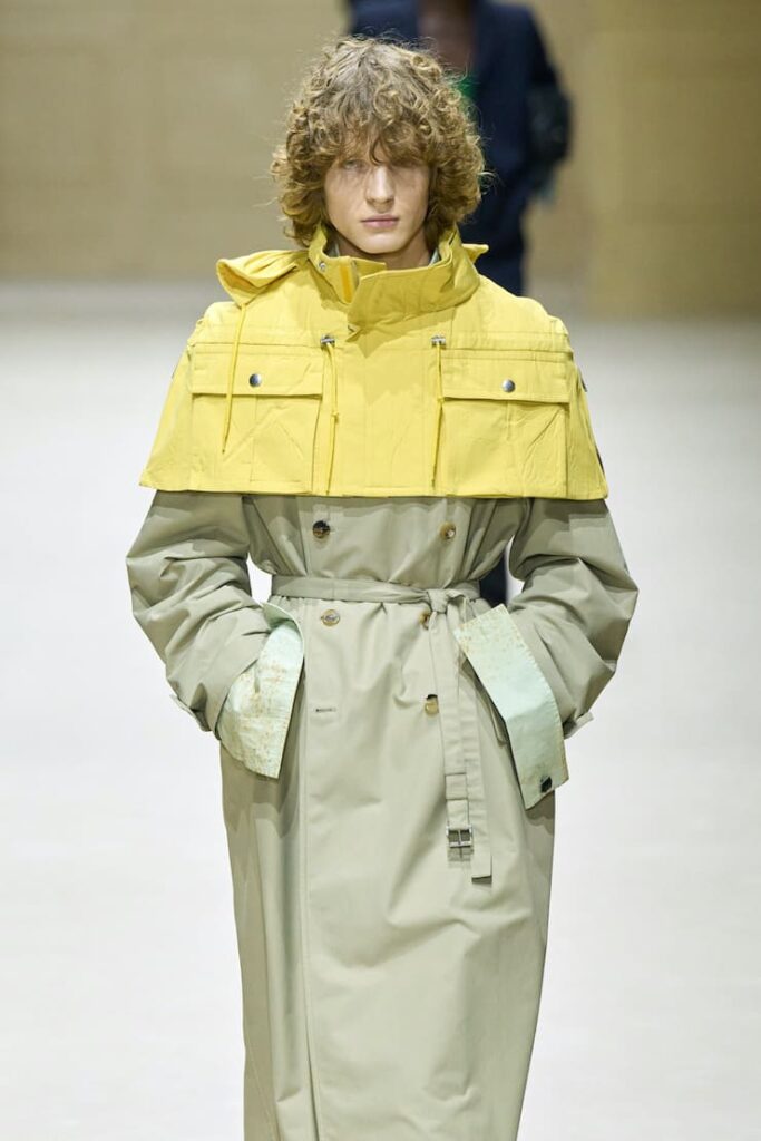 Modello conpolsino sporco alla sfilata menswear di Prada