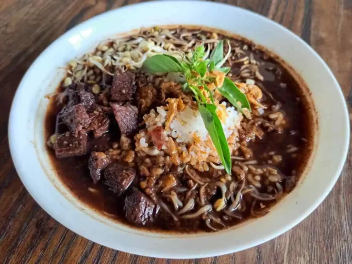 Rawon, la zuppa di manzo tradizionale indonesiana