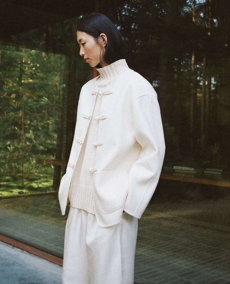 Ragazza indossa la Mandarin jacket di Rohe