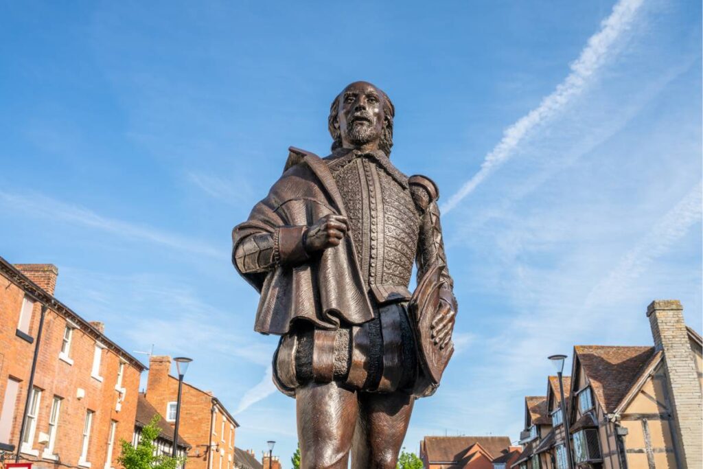 la statua di Shakespeare nel centro di Stratford-upon-Avon