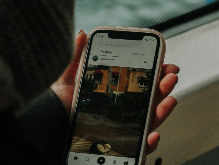 Vaguebooking: quelle frasi vaghe pubblicate sui social per attirare l'attenzione