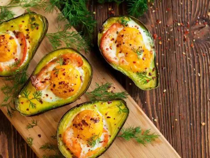 Uova al forno in avocado con salmone affumicato: ricetta semplice e raffinata