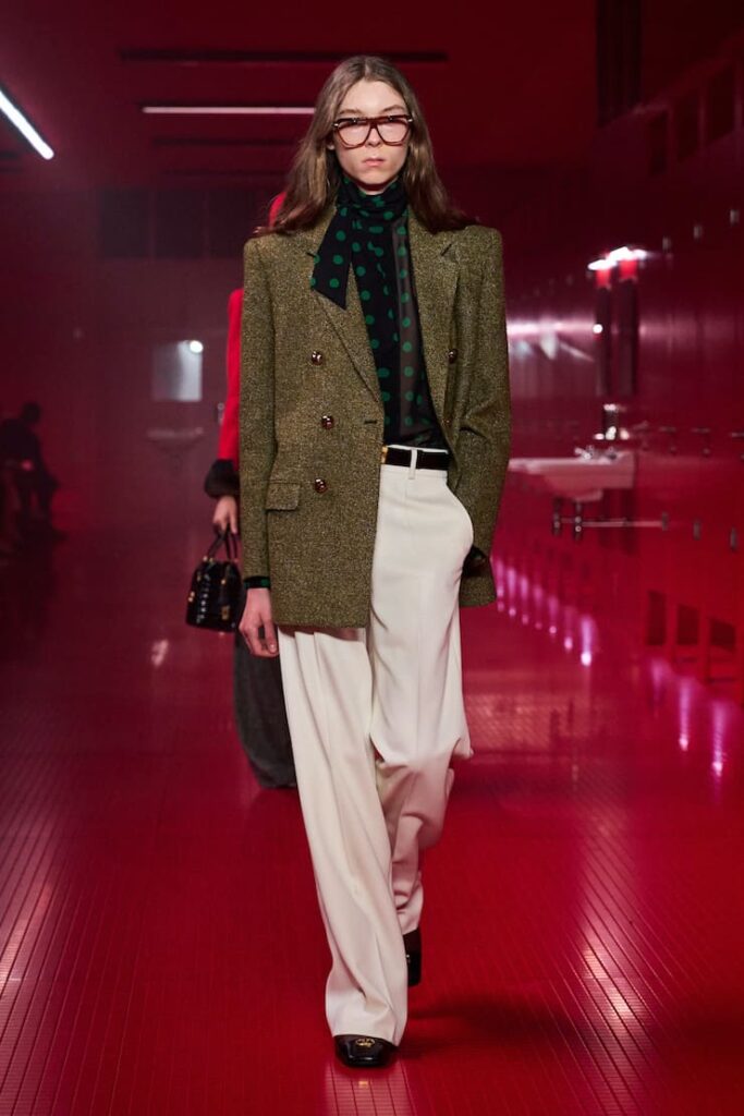 Modella con look poetcore alla sfilata di Valentino