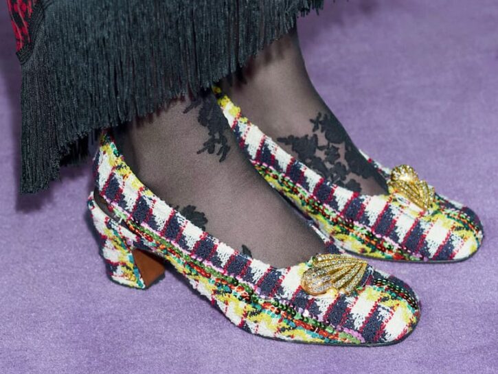 Le ballerine con il tacco sono il must di questa stagione: ecco come abbinarle