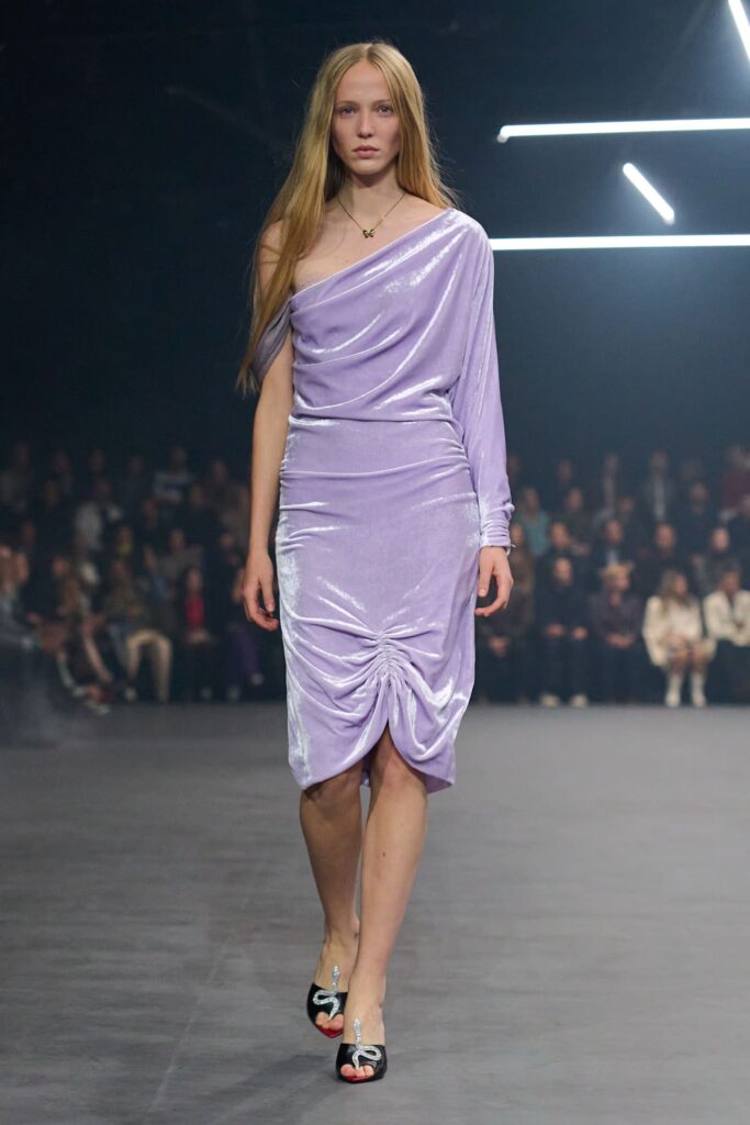 Modella con abito stretch lavanda