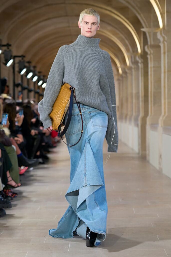 Modella indossa gonna jeans al contrario alla sgilata di Victroia Beckham