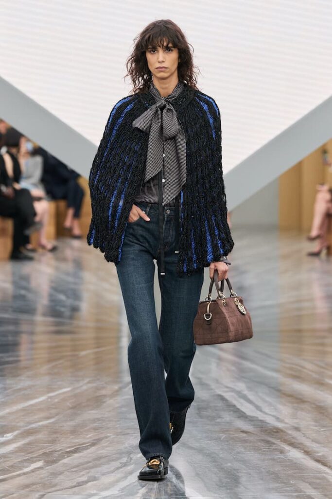Modella in look poetcore alla sfilata Dior