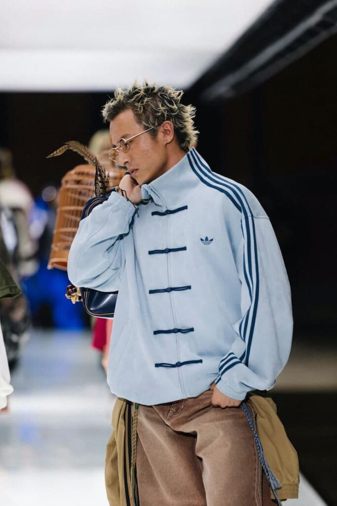 Modello alla sfilata adidas in Cina