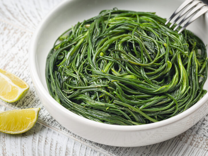 Agretti con acciughe: la ricetta primaverile pronta in 15 minuti