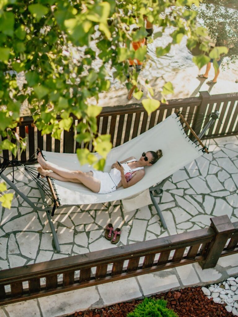 ragazza sdraiata sull'amaca in giardino