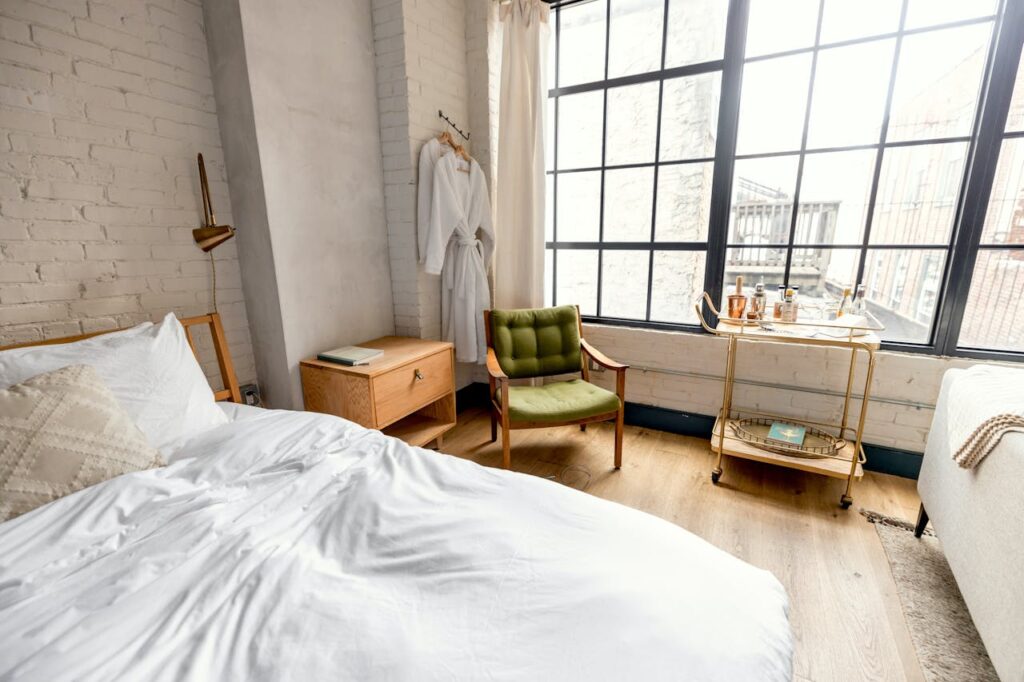 camera da letto elegante con mobile bar e vetrata