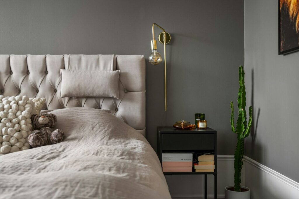 letto elegante con testiera grigia e interni eleganti