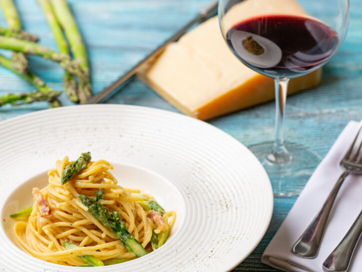 Carbonara di asparagi: la pasta cremosa di primavera