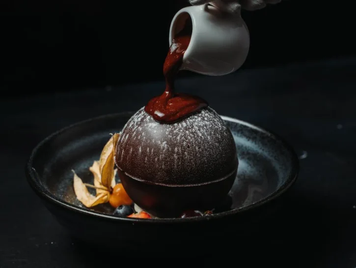 Cupola di cioccolato con crema al cacao e frutti a bacca