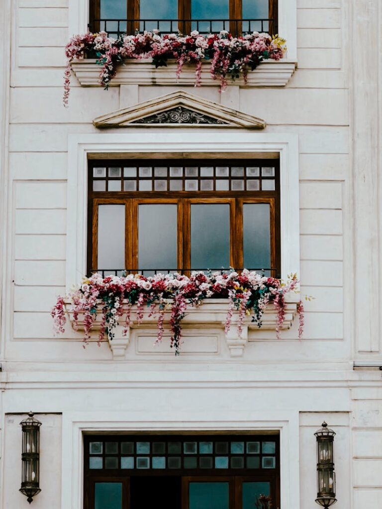 davanzali fioriti di un palazzo signorile