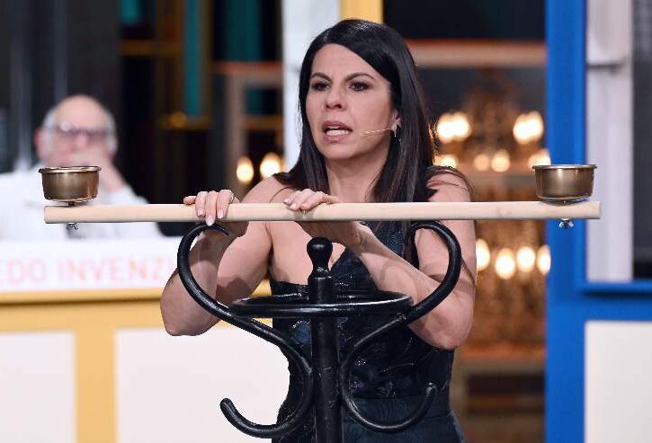Geppi Cucciari con una bilancia
