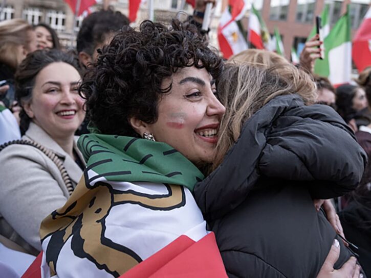 In Iran si festeggia la libertà nonostante le bombe
