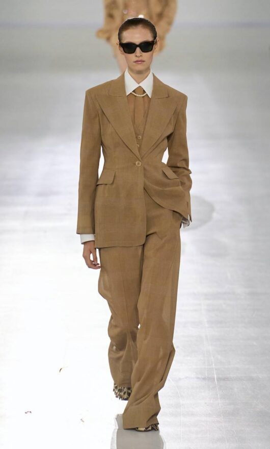 Si scrive «blazer avvitato», si legge «capo da avere adesso». E lo metti da mattina a sera