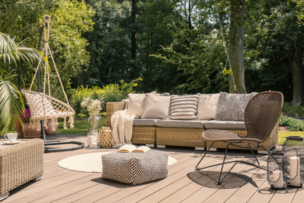edia pouf e rattan su patio in legno con divano in giardino 