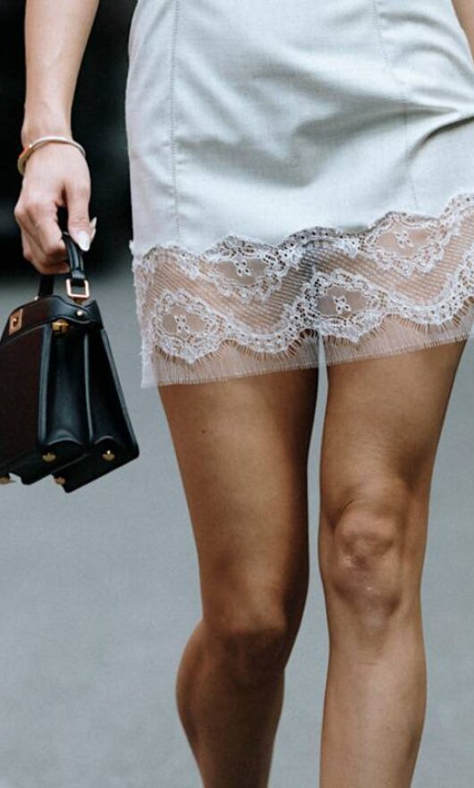 Ecco la gonna che tutte vogliono ora, e il suo valore aggiunto è un dettaglio (inequivocabile)